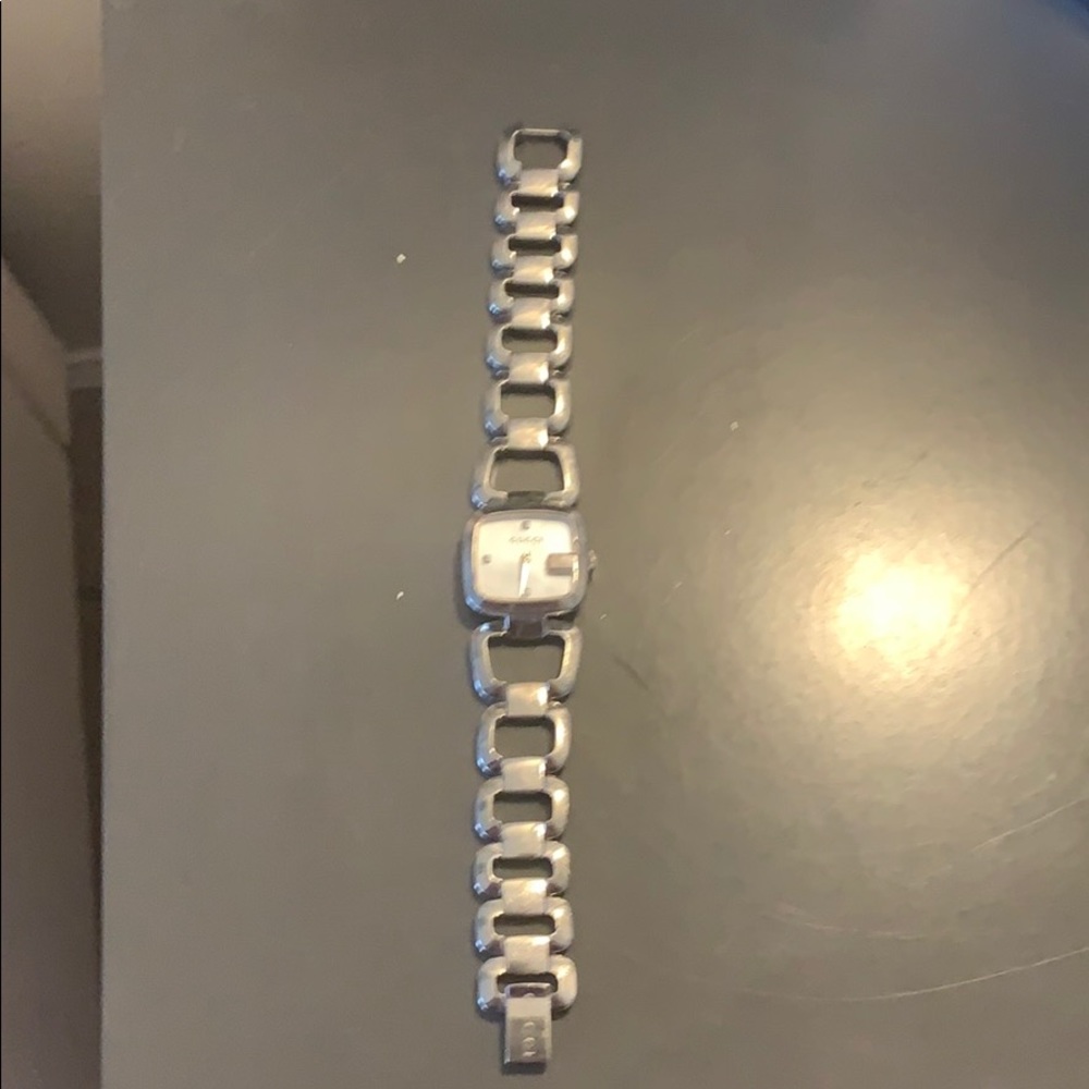 Gucci mother of pearl dial bracelet women’s watch